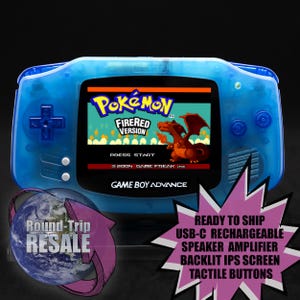 Op de afbeelding: Een blauwe Game Boy Advance handheld-spelconsole met een transparante behuizing. Het scherm toont de Pokemon FireRed-game met de tekst "PRESS START" en "GAME FREAK inc.". De console heeft een blauwe directionele pad en knoppen. De tekst "GAME BOY ADVANCE" is afgedrukt op de onderkant van de console.