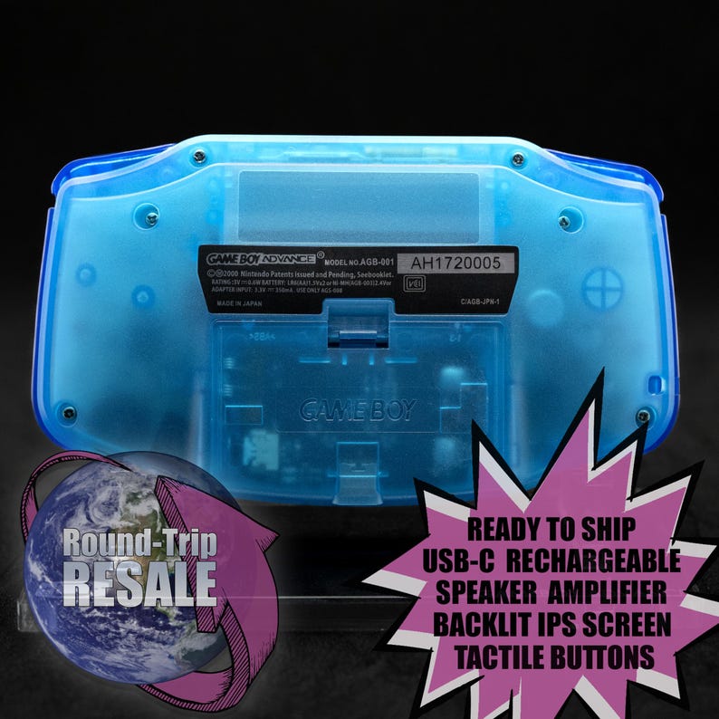 Op de afbeelding: Een doorschijnende blauwe Game Boy Advance handheld-gameconsole met de tekst "GAME BOY ADVANCE" en "GAME BOY" gedrukt op de achterkant. De console heeft een modelnummer "AGB-001" en een serienummer "AH1720005".