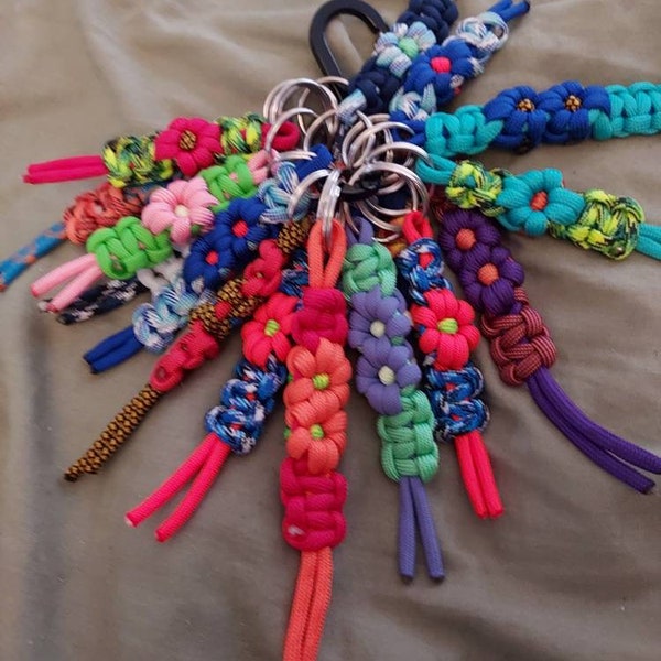 Floral Paracord Keychain,  flower Keychain, 550 nylon paracord. Daisy Keychain, handmade keyfob