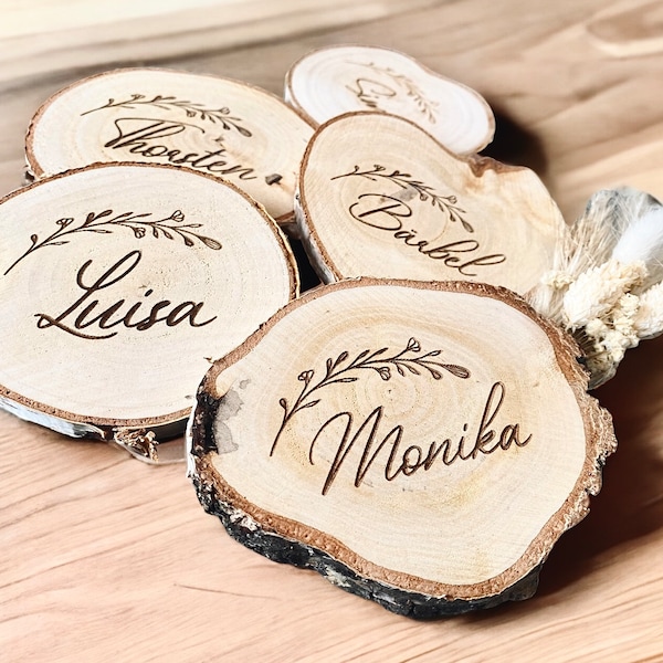 Platzkarten Namenskärtchen Namensschild auf Baumscheibe Holz Hochzeit, Feier, Geburtstag, Einschulung Tischdeko personalisierbar