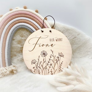 Targa in legno per porta, targa con prato fiorito, personalizzata in legno, per la cameretta dei bambini, regalo per neonati, bambine, per compleanno, nascita