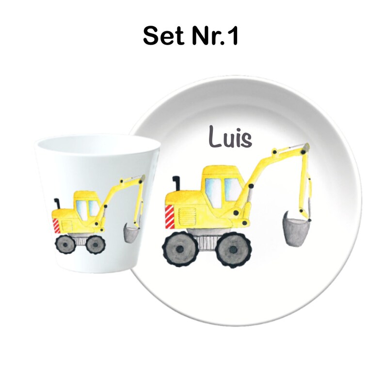 May include: A yellow and gray toy excavator with a white cup and a white plate with the name "Luis" on it. The set is labeled "Set Nr. 1".