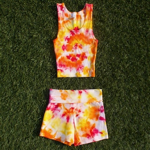 Sunrise Yoga Set / Tie Dye Yoga Outfit / Yoga Shorts / Yoga Top / Gym Outfit / Tie Dye Gym Clothes