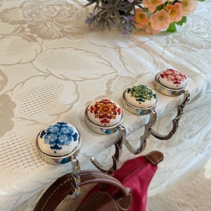 Gancho para bolsos portátil y plegable / Soporte para bolsos / Colgador de bolsos / Almohadilla antideslizante / Diseño de azulejos