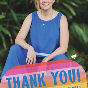 Puede incluir: Una persona con cabello rubio corto viste una blusa azul sin mangas y pantalones azules a juego, con un collar y una pulsera dorados. Un gr&aacute;fico colorido en la parte inferior muestra el texto THANK YOU! FOR SUPPORTING MY SMALL BUSINESS.