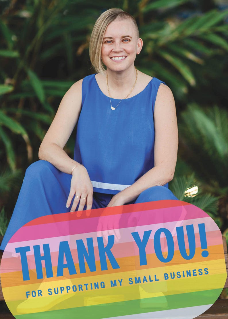 Puede incluir: Una persona con cabello rubio corto viste una blusa azul sin mangas y pantalones azules a juego, con un collar y una pulsera dorados. Un gr&aacute;fico colorido en la parte inferior muestra el texto THANK YOU! FOR SUPPORTING MY SMALL BUSINESS.