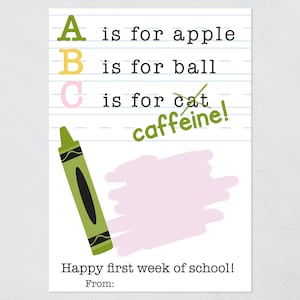 Puede incluir: Una tarjeta blanca con l&iacute;neas azules horizontales con el texto A is for apple, B is for ball y C is for cat, con cat tachado y reemplazado por caffeine. Un cray&oacute;n verde y un garabato rosa con Happy first week of school! From: