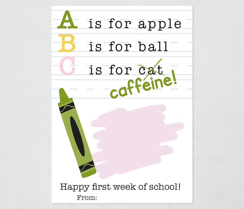 Puede incluir: Una tarjeta blanca con l&iacute;neas azules horizontales con el texto A is for apple, B is for ball y C is for cat, con cat tachado y reemplazado por caffeine. Un cray&oacute;n verde y un garabato rosa con Happy first week of school! From: