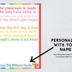 Op de afbeelding: Een rechthoekig printbaar bord met een regenboogkleurige rand met de tekst: The classroom is ready. The kids have come in. The lessons are planned. Let the school year begin! When the first day is over, you're sure to be beat, so relax and kick back, tonight's dinner is our treat! From: The Williams Family, inclusief een kleine afbeelding van een rups en een appel.