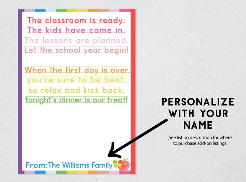 Op de afbeelding: Een rechthoekig printbaar bord met een regenboogkleurige rand met de tekst: The classroom is ready. The kids have come in. The lessons are planned. Let the school year begin! When the first day is over, you're sure to be beat, so relax and kick back, tonight's dinner is our treat! From: The Williams Family, inclusief een kleine afbeelding van een rups en een appel.