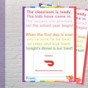 Op de afbeelding: Een printbare kaart met een regenboogrand en de tekst: The classroom is ready. The kids have come in. The lessons are planned. Let the school year begin! When the first day is over, you're sure to be beat, so relax and kick back, tonight's dinner is our treat! From: Een DoorDash-cadeaubon is inbegrepen.