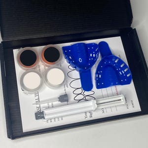 Puede incluir: Un kit para hacer impresiones dentales en casa. Incluye dos bandejas azules, dos cuencos de mezcla blancos, dos peque&ntilde;os recipientes de polvo marr&oacute;n y una jeringa con un &eacute;mbolo blanco. Las instrucciones en el papel dicen "You Right", "No" y "Full Name Address".