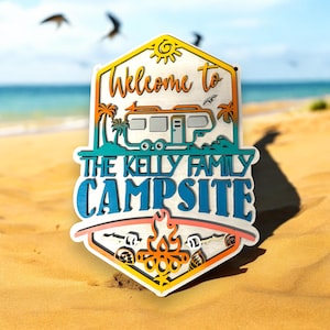 Benvenuti al nostro cartello personalizzato Beach Campsite con picchetto da giardino solo per dimensioni standard