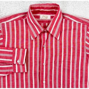 Op de afbeelding: Rood-wit gestreept overhemd met een klassieke kraag en een borstzak. Het overhemd met lange mouwen heeft manchetten met knopen. Het label "Arrow Belmont Club" is zichtbaar op de kraag.