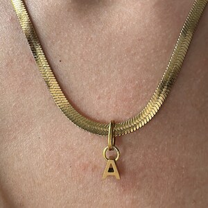 Collar con letra inicial: un regalo único para ella