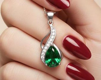 Collana con ciondolo a goccia di smeraldo in argento sterling con pietra portafortuna di maggio -