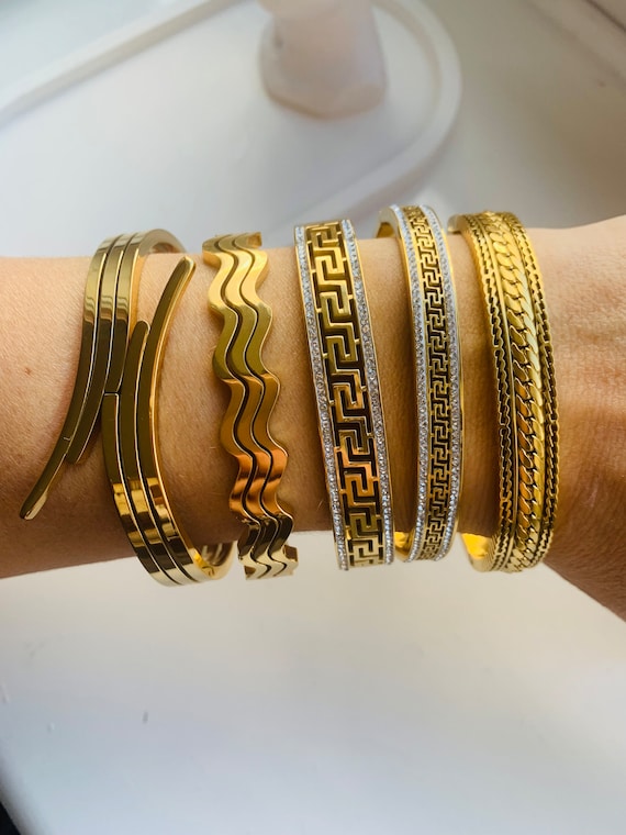Gianni Versace Medusa 18K Gold Enamel Bangle Bracelet | Enamel bangle, Versace  gold, Bangles