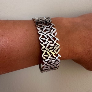 Leaf Design Stainless Steel Bangle: Tarnishproof Silver Bracelet