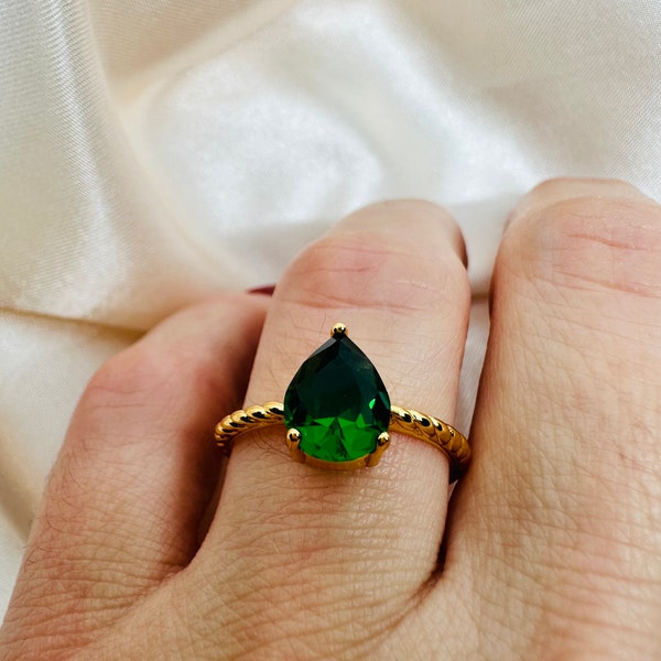 Bague émeraude taille poire. Bague avec pierre de naissance de mai. Cadeau délicat pour elle. Ventes de printemps