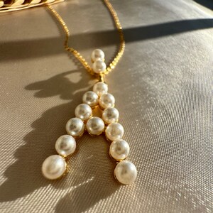 Collar de perla con letras: un regalo único para ella