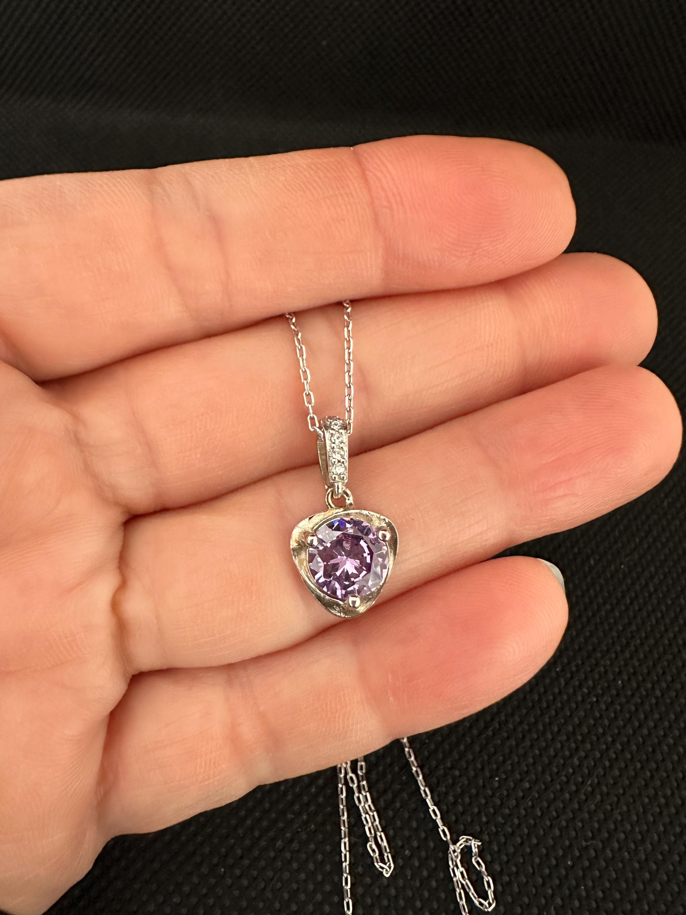 Collana con alone viola in ametista naturale, placcata in argento 925 con pietra portafortuna di febbraio placcata in oro 18 carati - Italia