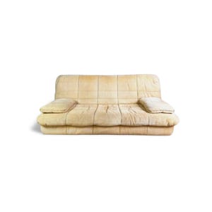 Könnte beinhalten: Ein cremefarbenes Vintage-Sofa mit einem gesteppten Design. Das Sofa hat zwei Armlehnen und ein niedriges Profil. Die Kissen wirken weich und einladend und suggerieren Komfort. Der Gesamtstil erinnert an Möbel aus der Mitte des Jahrhunderts.