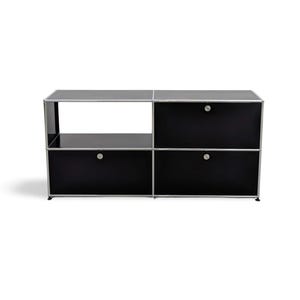 Può includere: Un mobile contenitore nero e argento con due cassetti e un ripiano aperto. Il mobile ha un design moderno con una cornice argentata e pannelli neri. I cassetti hanno piccole manopole rotonde argentate.