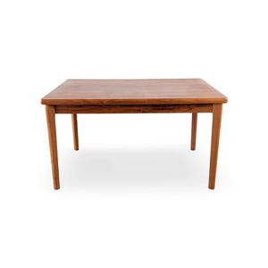 Könnte beinhalten: Ein rechteckiger Esstisch aus Holz mit einer warmen braunen Maserung, einer glatten, flachen Oberfläche und vier geraden, leicht konisch zulaufenden Beinen. Der Tisch ist mit einem soliden Rahmen und klaren Linien aus Naturholz gefertigt.