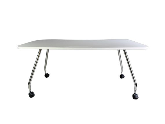 アントニオ・チッテリオによるヴィトラ「アドホック」テーブル アントニオ・チッテリオによるヴィトラ「アドホック」テーブル Antonio