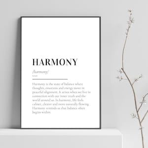 Puede incluir: Un marco negro con la palabra "HARMONÍA" en letras negras en negrita. Debajo, la definición de armonía está impresa en una fuente simple y elegante. La impresión se muestra sobre una superficie blanca.