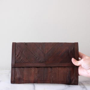 Cartera de mano o estuche vintage de piel de anguila de cuero marrón, estuche vintage de cuero con cremallera