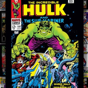 Puede incluir: Portada de c&oacute;mic de "Tales to Astonish" con The Incredible Hulk y The Sub-Mariner. Hulk es verde con pantalones morados, y la portada tiene un fondo negro con varios personajes y texto.