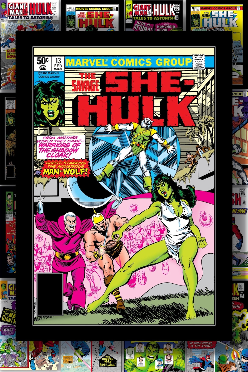 Puede incluir: Portada de c&oacute;mic de "The Savage She-Hulk" #13, con She-Hulk de piel verde con un atuendo blanco, luchando contra villanos. La portada incluye el texto "Marvel Comics Group" y "Man-Wolf!"