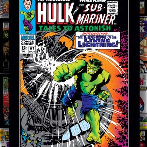 Puede incluir: Portada de c&oacute;mic con Hulk y Sub-Mariner. Hulk, en verde y azul, golpea una estructura. El texto incluye "The Incredible Hulk" y "Tales to Astonish". Se ven portadas circundantes.