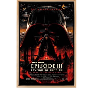 Op de afbeelding: Een ingelijste filmposter voor Star Wars: Episode III - Revenge of the Sith. De poster toont de helm van Darth Vader, een figuur met capuchon en een vurige rood-zwarte kleurstelling. De tekst luidt "20th Anniversary".