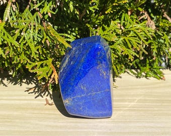 Hoogwaardige lapis lazuli, vrijgevormd kristal, natuurlijke blauwe edelsteen, glad gepolijst, decoratief mineraalexemplaar, woonaccessoire, verzamelaarsdecoratie