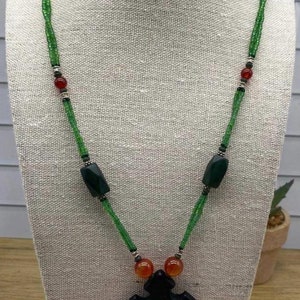 Halsband med opolerad grön jade och röd agatpärla, pärlklöverhänge i grönt jade, halsband med delikat charm och vardagsädelsten