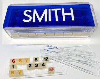 WYPRZEDAŻ Nowoczesny akrylowy zestaw do gry Rummikub w kolorze niebieskim z możliwością personalizacji dowolnym napisem