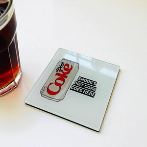 Porta-copos personalizado com design de Coca-Cola Diet, porta-copos de vidro com nome personalizado, presente para amantes de refrigerante, porta-copos divertido para mesa, presente para ela no escritório, decoração para carrinho de bar imagem 2