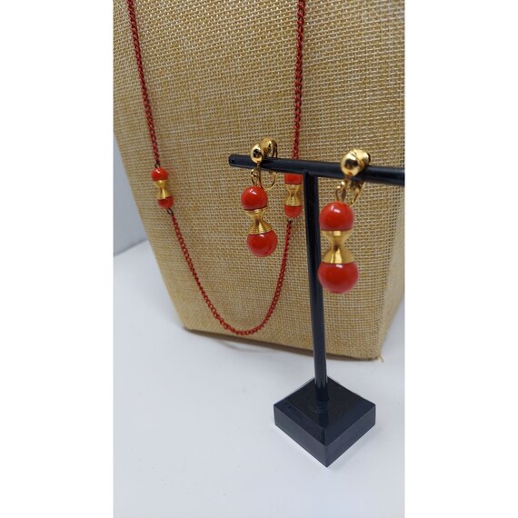Stunning Red Lucite Gold Tone Retro Red Chain Cli… - image 4