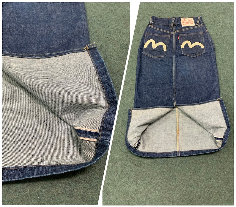 Pu&ograve; includere: Una gonna in denim blu scuro con un logo bianco sulle tasche posteriori. La gonna ha uno spacco sul retro e una fodera bianca.