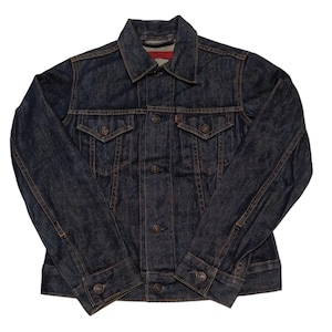 Puede incluir: Chaqueta vaquera de color azul oscuro con un diseño clásico. Incluye dos bolsillos en el pecho, cierres de botón y puños abotonados. La chaqueta tiene una etiqueta roja en el bolsillo del pecho y una etiqueta roja dentro del cuello.