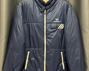 Jaqueta puffer/de plumas Adidas by Descente vintage azul marinho dos anos 80 com logo trefoil, tamanho G