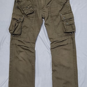 Pantalones cargo multibolsillos Vintage In The Attic Homme, estilo urbano japonés Y2K, color caqui y verde oliva, con detalle utilitario y corte acampanado, talla L.
