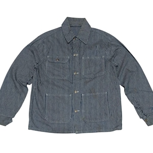 Może przedstawiać: Niebiesko-biała kurtka w paski z kołnierzem, zapięciem na guziki i wieloma kieszeniami. Kurtka ma długie rękawy i klasyczny styl odzieży roboczej.