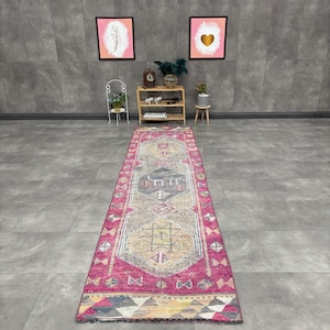 Alfombra vintage de 2,7 x 10,3 pies, alfombra Herki, alfombra de lana con borde rojo.