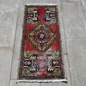 Vintage türkischer Teppich, Kleiner Teppich, Anatolischer Teppich, Bunter 2 x 3 Fuß Roter Teppich, Handgefertigter Teppich, Boho-Dekor, gewebter türkischer Teppich