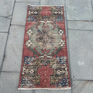 Piccolo tappeto turco, tappeto vintage fatto a mano, tappeto in lana rossa Oushak, 1 x 3 piedi, 43 x 88 cm, tappeto turco unico, design geometrico