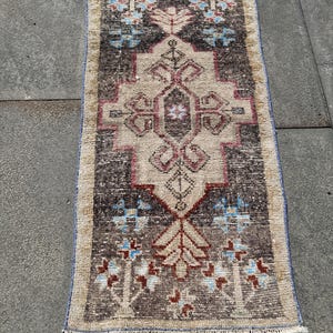 Vintage türkische Fußmatte, Handgewebter Wollteppich, Boho Akzent, 2 x 3 Fuß, Erdige Töne, komplizierte geometrische Muster, einzigartiger türkischer Stil