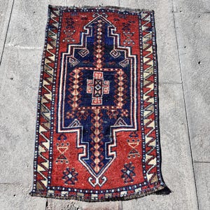 Vintage Turkse deurmat, 2 x 3 ft, rode en blauwe geometrische patronen, uniek handgeweven tapijt, woondecoratietapijt
